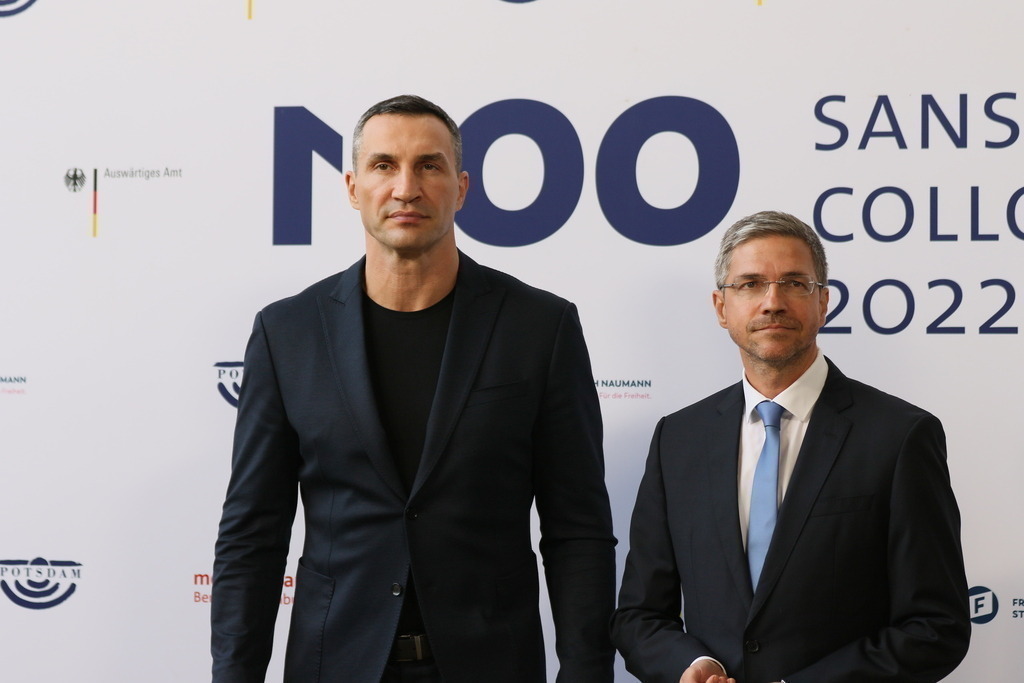 M100 Media Award: „Preis der europäischen Presse“ in Potsdam für das Ukrainische Volk verliehen. | Mit dem M100 Media Award, der sich als „Preis der europäischen Presse“ versteht, wird in diesem Jahr das Ukrainische Volk ausgezeichnet. Die Auszeichnung nimmt stellvertretend Wladimir Klitschko in der Orangerie im Park Sanssouci entgegen. Das Bild zeigt Ex-Box-Weltmeister im Schwergewicht Wladimir Klitschko und Mike Schubert, Bürgermeister von Potsdam vor der Preisverleihung.