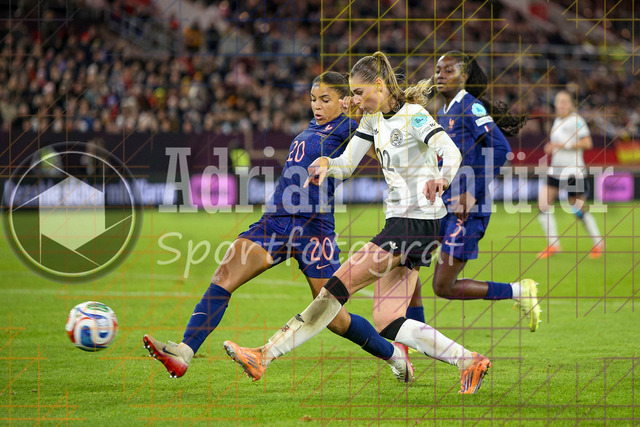 Deutschland vs Frankreich - Halbfinale - UEFA Women's Nations League | Düsseldorf, Deutschland, 24.10.25:   Delphine Cascarino ( Frankreich ) und Jule Brand ( Deutschland ) im Kampf um den Ball waehrend des Halbfinals der UEFA Women's Nations League zwischen Deutschland vs Frankreich in der Merkur-Spiel-Arena(Foto von Brauer-Fotoagentur / Adrian Schlueter)