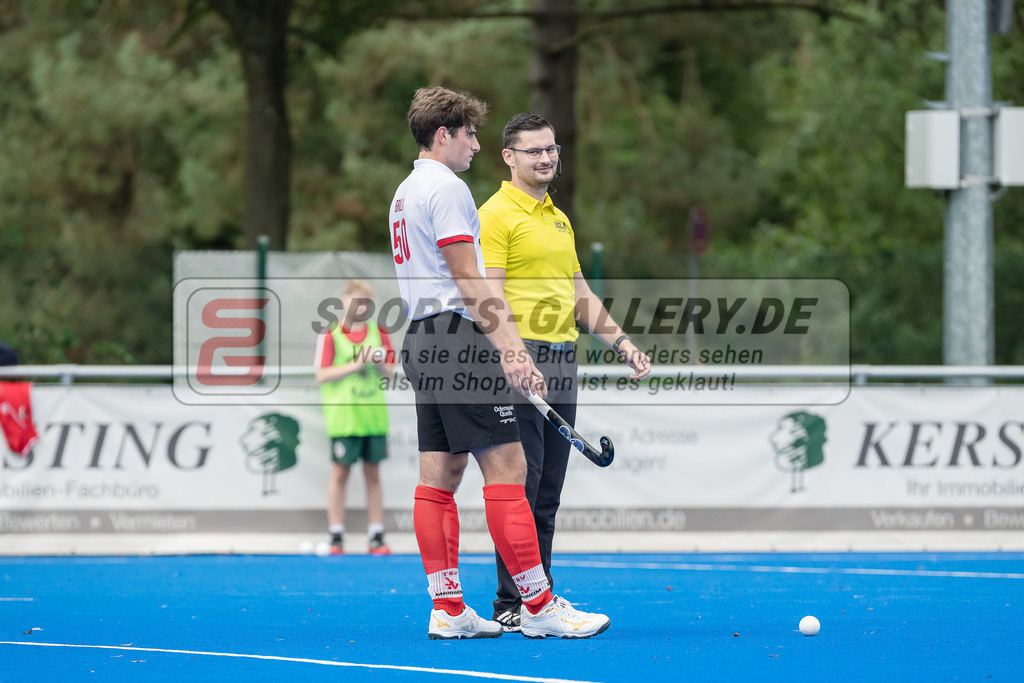 HK_20230923_104416 | 1. Bundesliga Herren Crefelder HTC - TSV Mannheim am 23.9.2023 CHTC, Krefeld , Jakob Brilla ( TSV Mannheim #50 ) , Lohse ( SR )