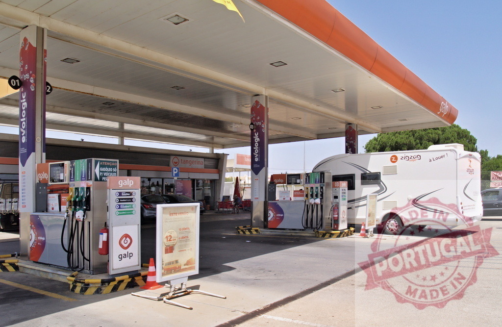 Galp gas station fueling recreational vehicle | Recreational vehicle parked at a Galp gas station fuel pump - Realisiert mit Pictrs.com
