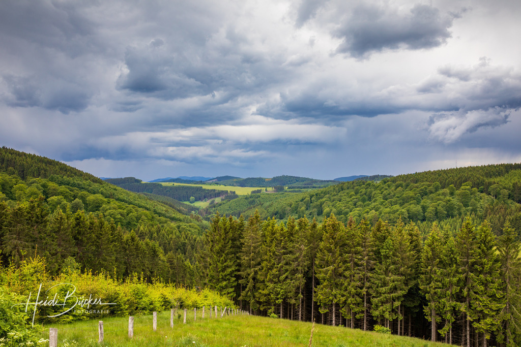 Regenwolken über dem Lennetal | Aussicht von Altastenberg ins Lennetal - Realisiert mit Pictrs.com