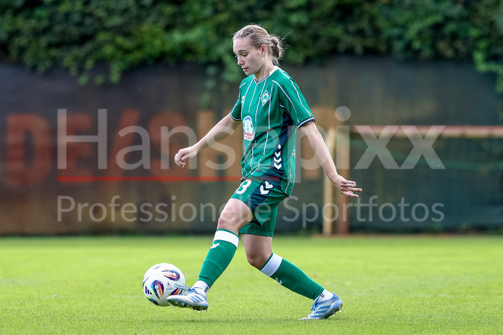 Fussball, Testspiel Frauen, SV Werder Bremen - SC Heerenveen | Maria Penner (SV Werder Bremen, 33) am Ball, Freisteller, Einzelbild, Ganzkörper, Aktion, Action, Spielszene