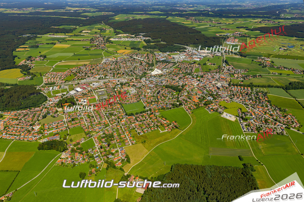 Aktuelles Luftbild von  Holzkirchen - Die Luftaufnahme wurde 2022 mittels UL-Flugzeug erstellt ( keine Drohne ) - hochauflösende Kamera-Systeme von  Canon -Beste Qualität - Für grossformatige Ausdrucke geeignet. Die Geschenkidee !