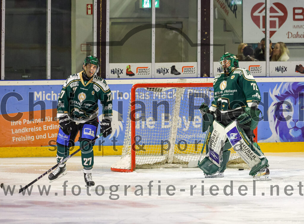 2026-01-30_077_TSV_Erding_gegen_EHF_Passau_Black_Hawks | Erding, Deutschland, 30.01.2026:Eishockey, Oberliga Süd 2025 / 2026, 42. Spieltag, TSV Erding gegen EHF Passau Black Hawks, Endergebnis: 2:6Mark Waldhausen (Erding Gladiators, #27), Torwart David Zabolotny (Erding Gladiators, #72)Foto: Christian Riedel / fotografie-riedel.net