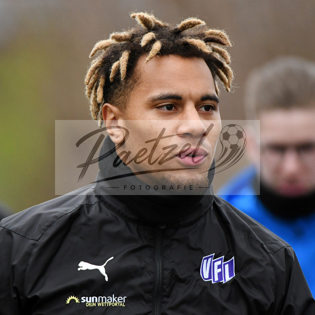 20200226_TRAOSN_0056 | Fussball, Herren: Etienne Amenyido (VfL Osnabrueck) schaut waehrend der Trainingseinheit des VfL Osnabrueck im Sportpark Illoshoehe am 26.02.2020 in Osnabrueck, Deutschland. - Realisiert mit Pictrs.com