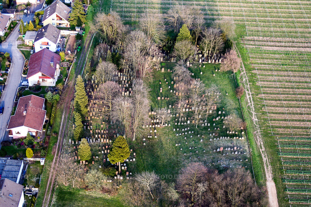 Luftbild: alten Friedhofes im Ortsteil Ingenheim in Billigheim-Ingenheim im Bundesland Rheinland-Pfalz in Deutschland. Foto: IMG_1400.jpg vom 07.04.2006 durch Werner Riehm/FLY-FOTO.de