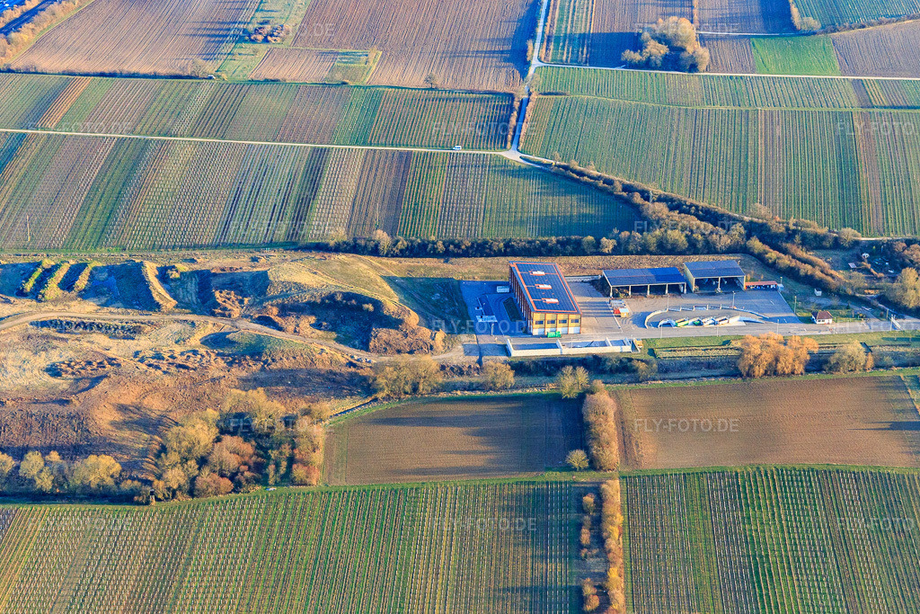 Luftbild: Landkreis Südliche Weinstraße, Wertstoffwirtschaftszentrum Nord (bei Edesheim) aus Norden in Edesheim im Bundesland Rheinland-Pfalz in Deutschland. Foto: IMG_097389.jpg vom 10.03.2017 durch Werner Riehm/FLY-FOTO.deWertstoffWirtschaftszentren | Landkreis Südliche Weinstraße