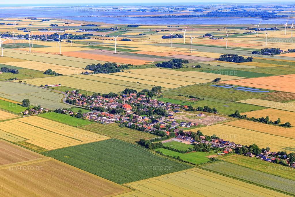 Luftbild: Ortsansicht aus Südosten mit Neubaugebiet Wollgrasweg in Erschließung in Neuenkirchen im Bundesland Schleswig-Holstein in Deutschland. Foto: IMG_0007157.jpg vom 11.07.2021 durch Werner Riehm/FLY-FOTO.de