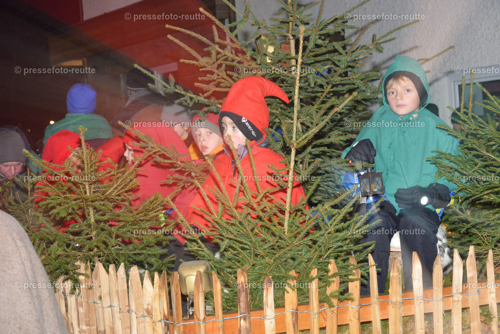 -news-2022-Dez05-Nikolo-Einzug-Lechaschau-WTV_6272 | Info aus dem Bezirk Reutte/Ausserfern Tirol sowie eine umfangreiche Bilddatenbank über die gesamte Region: Lechtal, Talkessel Reutte, Tannheimertal, Zwischentoren. Lech, Plansee, Zugspitze, Grenztunnel, B179, Fernpassstraße, Verkehr, Lawinen, Tradition, - Realisiert mit Pictrs.com