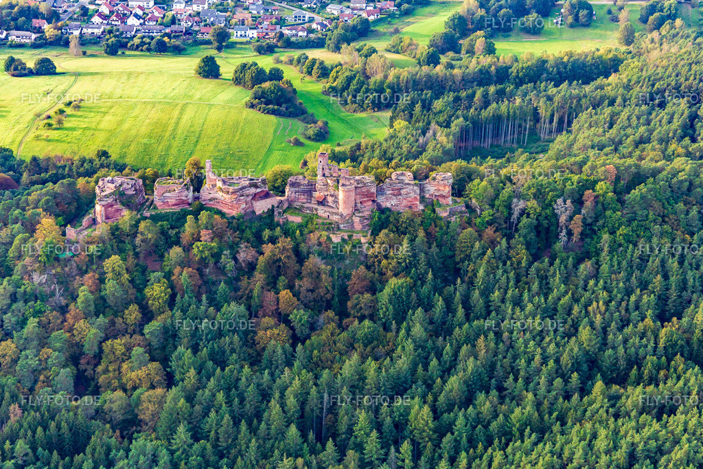 Burgenmassiv Altdahn mit den Burgruinen Grafendahn und Tanstein https://www.burgenlandschaft-pfalz.de/ | Luftbild: Burgenmassiv Altdahn mit den Burgruinen Grafendahn und Tanstein https://www.burgenlandschaft-pfalz.de/ in Dahn im Bundesland Rheinland-Pfalz in Deutschland. Foto: IMG_139014.jpg vom 30.09.2023 durch ©2025 Werner Riehm fly-foto.de/copyright - Realisiert mit Pictrs.com