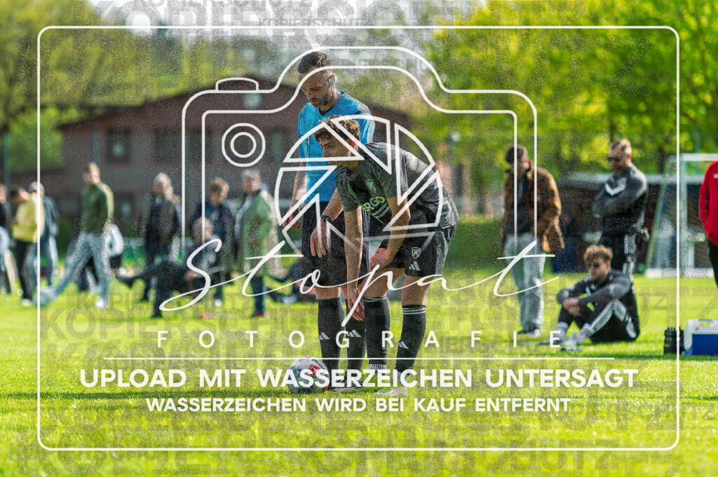 Kreisliga Herren HK - FG Fulde-Stellichte vs. SG Wintermoor-Schuelern | Max Pritzke (Schiedsrichter), Max Peters (FG Fulde-Stellichte #07); Kreisliga Herren HK - FG Fulde-Stellichte vs. SG Wintermoor-Schuelern am 26.04.2026 in Lehrdestadion, Stellichte - Realisiert mit Pictrs.com