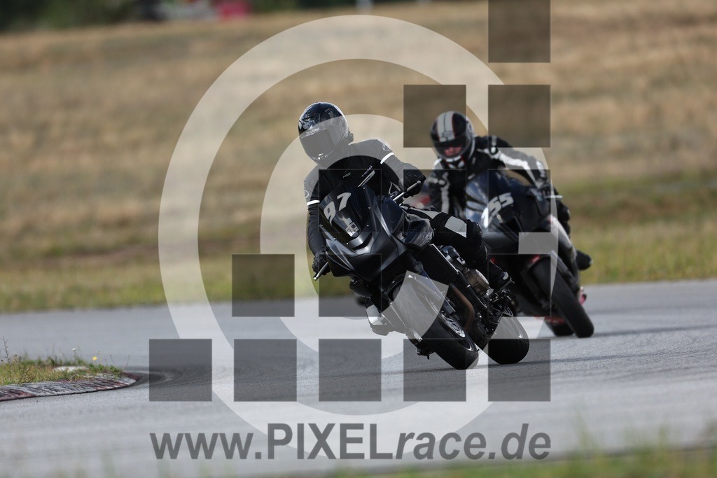 0255-20240803_00684 | Schöne Erinnerungen an spannende Momente - das festzuhalten ist unser Job. PIXELrace.de ist seit 2003 auf den Rennstrecken Europas unterwegs um die Action draußen beim Fahren und die wunderbare Stimmung imm Fahrerlager für euch einzufangen.