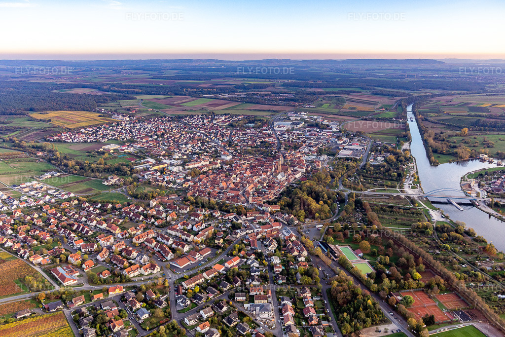 Luftbild: Ortsansicht von Norden in Volkach im Bundesland Bayern in Deutschland. Foto: IMG_119688.jpg vom 26.10.2019 durch Werner Riehm/FLY-FOTO.de