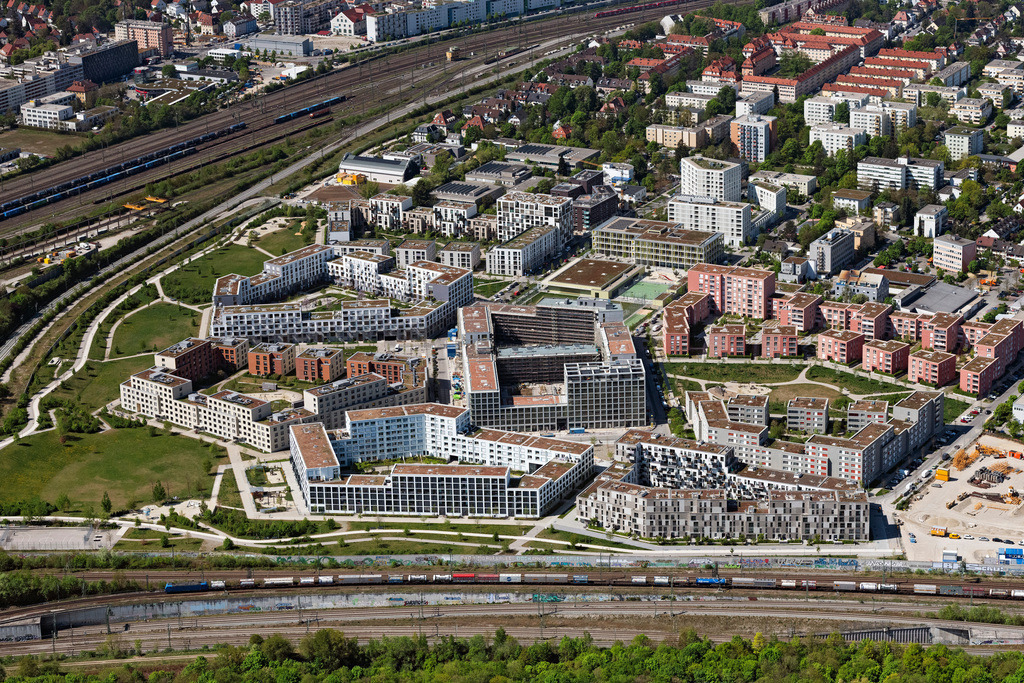 dr__0064329.jpg | MüNCHEN 29.04.2025 Wohngebiet der Mehrfamilienhaussiedlung Stadtquartier Paul-Gerhardt-Allee - Berduxstraße - Hildachstraße - Hermine-von-Parish-Straße im Ortsteil Pasing-Obermenzing im Ortsteil Pasing-Obermenzing in München im Bundesland Bayern, Deutschland. Weiterführende Informationen bei: Aurelis Real Estate GmbH,  Baywobau Baubetreuung GmbH. // Residential area of the multi-family house settlement on Paul-Gerhardt-Allee - Berduxstrasse - Hildachstrasse - Hermine-von-Parish-Strasse in the district Pasing-Obermenzing in Munich in the state Bavaria, Germany. Further information at: Aurelis Real Estate GmbH,  Baywobau Baubetreuung GmbH. Foto: Daniel Reiter