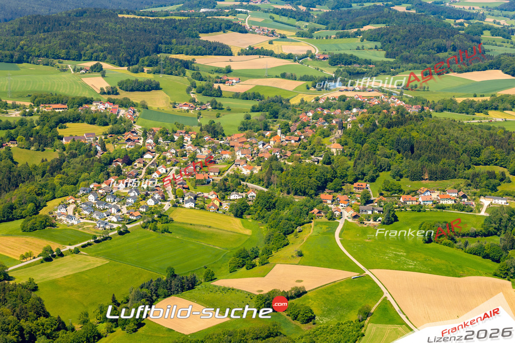 Das Luftbild zeigt : Schwaig Brennberg - Die Luftaufnahme wurde 2024 vom UL-Flugzeug aus erstellt ( keine Drohne ) - Hochauflösende Luftaufnahme - Für grossformatige Ausdrucke geeignet. Die Geschenkidee !Mit Lizenz und Bildrechte bestellbar