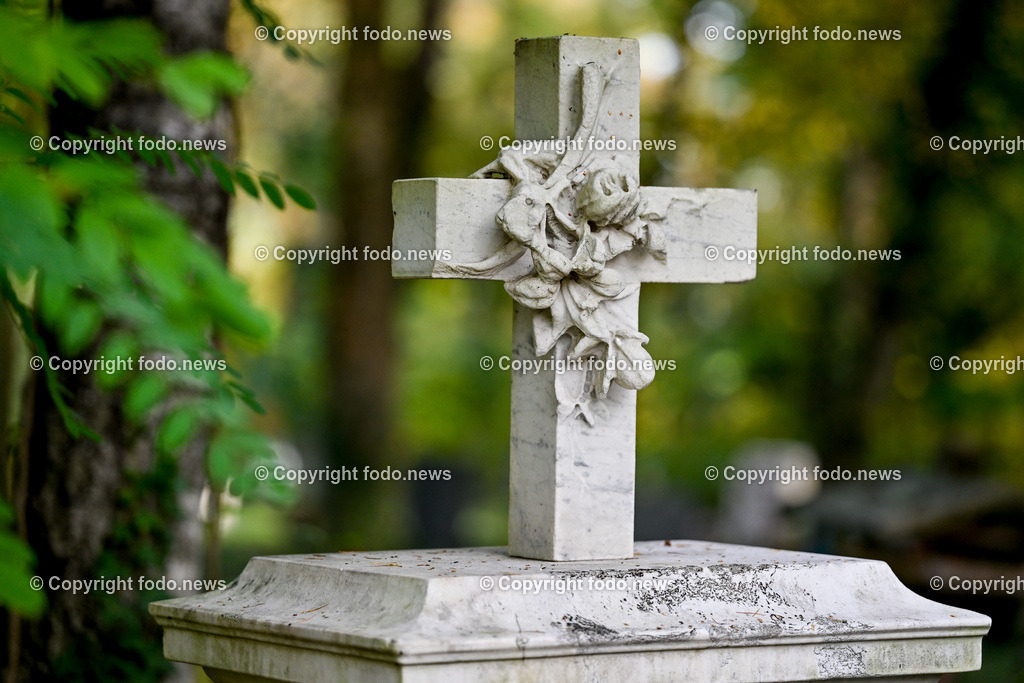 Friedhof_ Kreuz_ Kruzifix_ Jesu Christi_ Allerheiligen_ 26.10.2024-35 | 26.10.2024, Friedhof, AUT, Allerheiligen, Themenbilder im Bild Friedhof, Kreuz, Kruzifix, Jesu Christi, Allerheiligen, Engerl, Engel, Kerzen, Grab, Grablicht, Blumen, Skulptur, Grabstein, Symbolbild, Grablaterne, Grabkerze, Grabkerzen, Grablichter, Kerze, Grabkreuz, Gedenken, Bestattung, Verstorbene, Totenruhe, Grab, Urne, Blumenschmuck, Schmuck, Besucher, Feature, kreativ, creativ, Linz