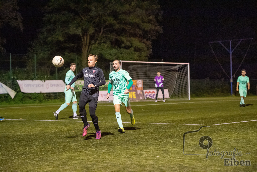 TuS Eversten-SVE Wiefelstede | Herren Kreisliga; TuS Eversten (grün)-SVE Wiefelstede (schwarz) am 03.11.2023; in Oldenburg (Sportanlage Maastricher Straße), Photo: Philip Eiben 2023 - Realisiert mit Pictrs.com