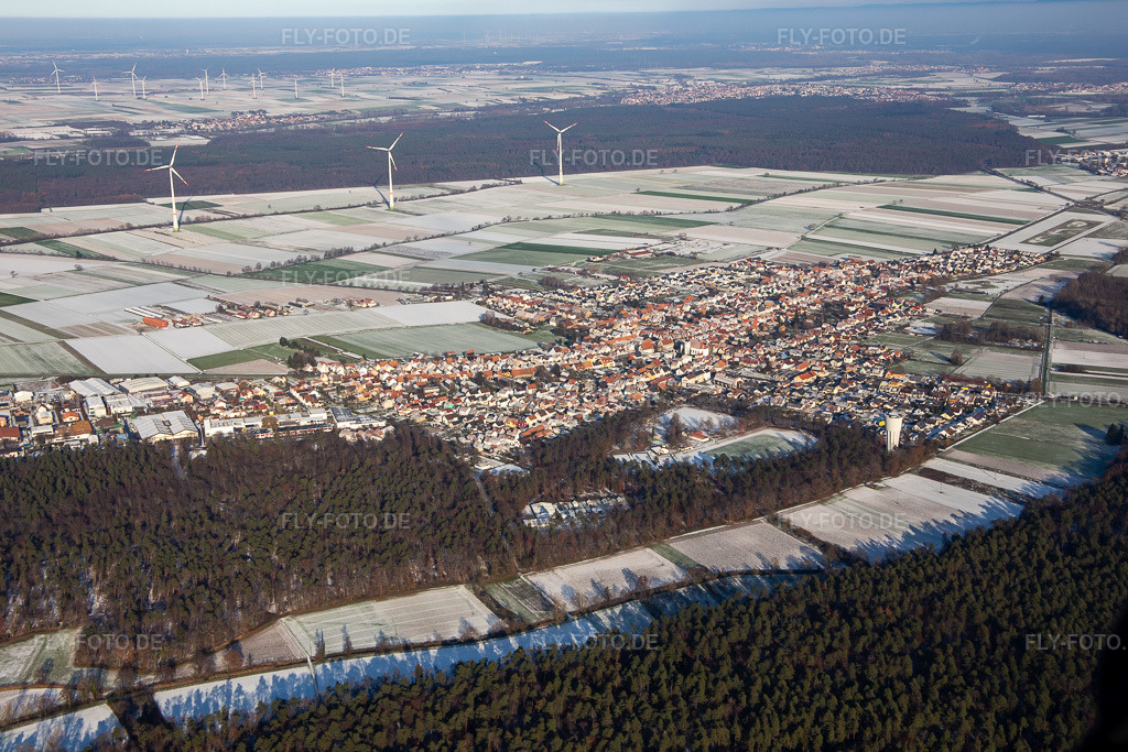 Luftbild: im Winter bei Schnee in Hatzenbühl im Bundesland Rheinland-Pfalz in Deutschland. Foto: IMG_135404.jpg vom 16.12.2022 durch Werner Riehm/FLY-FOTO.de