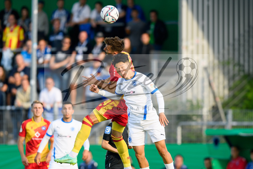 LOTKSC20210809_030 | Fussball, Herren: Lukas Froede (Karlsruher SC) und Karam Han (Sportfreunde Lotte) im Zweikampf beim Spiel der 1. Runde im DFB-Pokal zwischen SF Lotte und Karlsruher SC im Stadion am Lotter Kreuz am 09.08.2021 in Lotte, Deutschland.DFB / DFL REGULATIONS PROHIBIT ANY USE OF PHOTOGRAPHS AS IMAGE SEQUENCES AND/OR QUASI-VIDEO. - Realisiert mit Pictrs.com