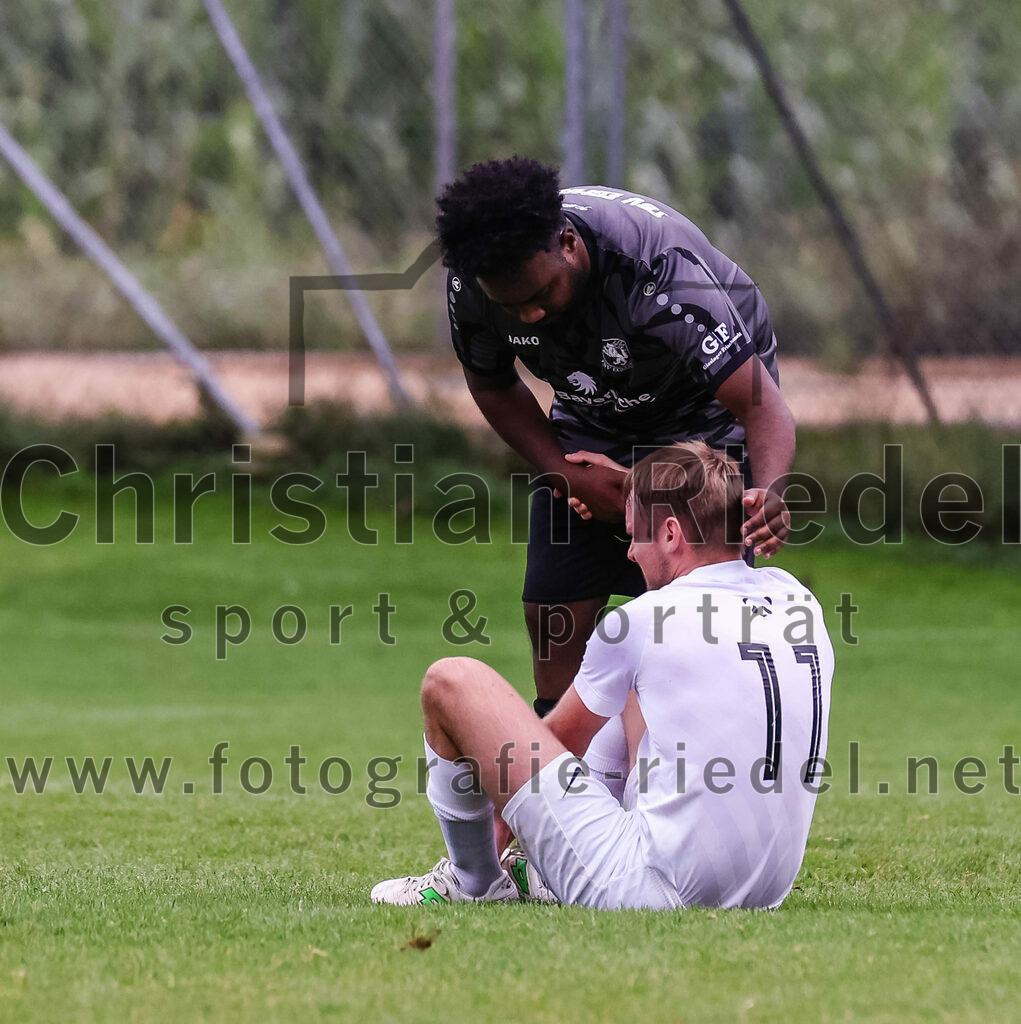 2023-08-27_082_TSV_Egmating_II_gegen_SG_Grasbrunn-Haar_II | Egmating, Deutschland, 27.08.2023:
Fußball, B-Klasse 2023 / 2024, 2. Spieltag, TSV Egmating II gegen (SG) Grasbrunn / Haar II, Endergebnis: 1:2

Natnael Gebrmeskel (TSV Egmating, #5), Moritz Busche ((SG) Grasbrunn / Haar II, #11)

Foto: Christian Riedel / fotografie-riedel.net