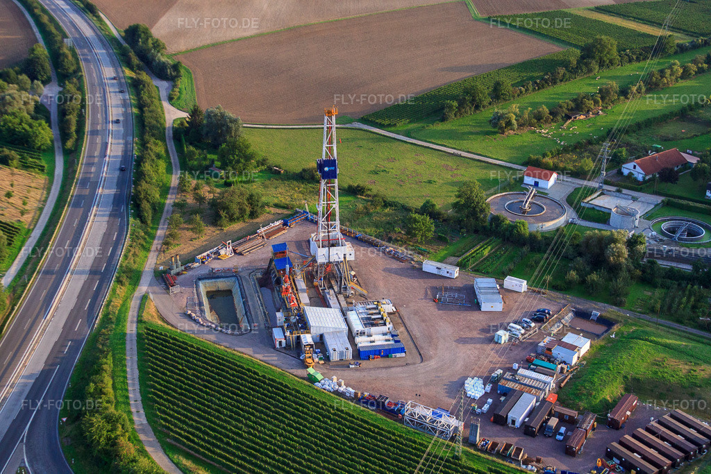 Baustelle zur 2. Bohrung an der Geothermieanlage an der A65 | Luftbild: Baustelle zur 2. Bohrung an der Geothermieanlage an der A65 in Insheim im Bundesland Rheinland-Pfalz in Deutschland. Foto: IMG_33165.jpg vom 04.09.2010 durch Werner Riehm/FLY-FOTO.de - Realisiert mit Pictrs.com