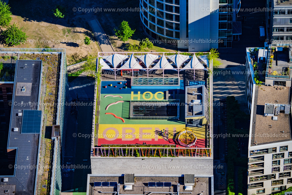 Hamburg_Hafencity_Dach_Ganz_Hoch_Oben_ELS_5001090525 | HAMBURG 09.05.2025 Hafencity Dach Kindergarten St Katharinen Am Dalmannkai mit Schriftzug " Ganz hoch oben " in Hamburg, Deutschland. // Hafencity roof kindergarten St Katharinen Am Dalmannkai with lettering "Very high up" in Hamburg, Germany. Foto: Martin Elsen