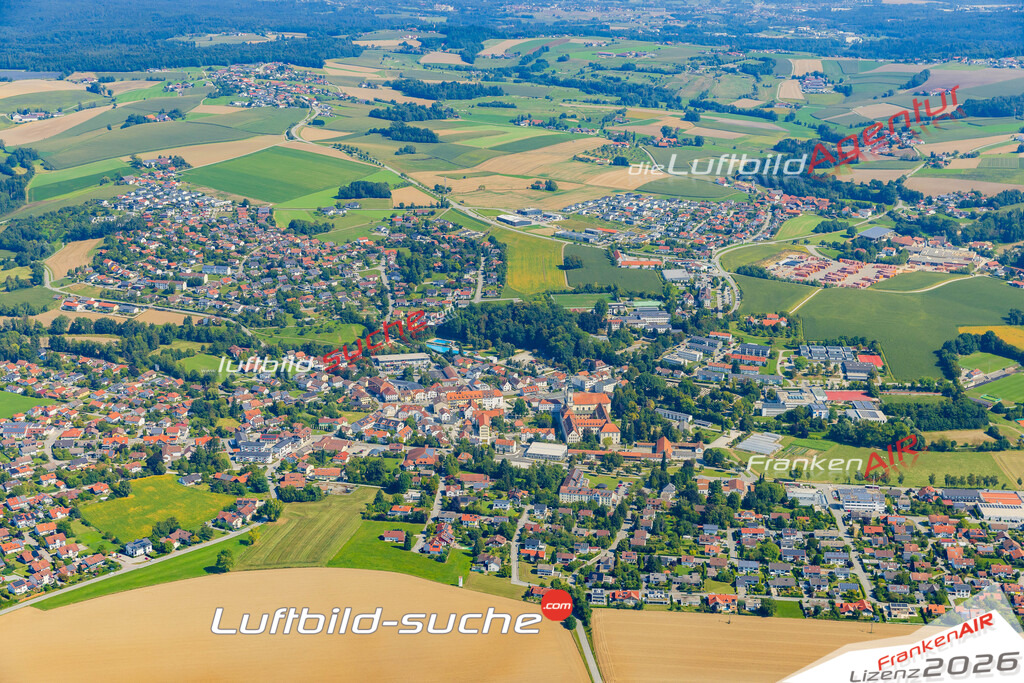 Luftaufnahme der Stadt Fürstenzell - Die Luftaufnahme wurde 2025 vom UL-Flugzeug heraus erstellt ( keine Drohne ) - Hochauflösende Luftaufnahme - für professionelle Ausdrucke geeignet. Die Geschenkidee !Mit Lizenz und Bildrechte bestellbar