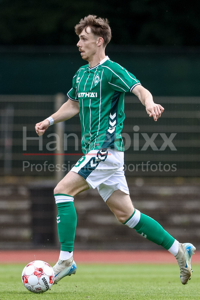 Fussball, Regionalliga Nord, SV Werder Bremen II - SC Weiche Flensburg | Paul Levi Wagner (SV Werder Bremen II, 29) am Ball, Freisteller, Einzelbild, Ganzkörper, Aktion, Action, Spielszene