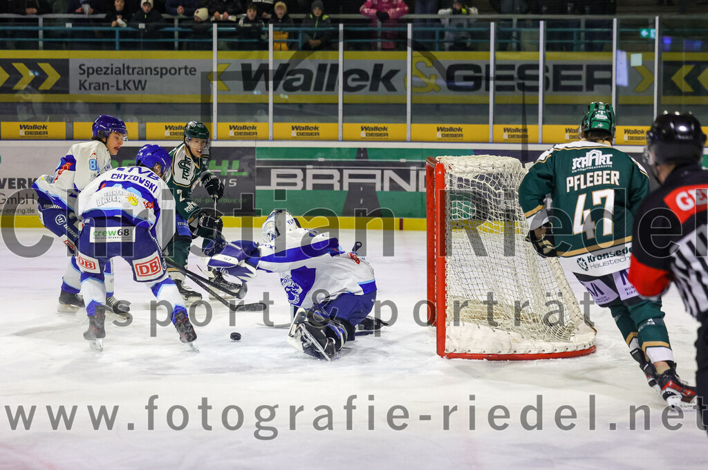 2026-01-23_032_TSV_Erding_gegen_SC_Riessersee | Erding, Deutschland, 23.01.2026:Eishockey, Oberliga Süd 2025 / 2026, 40. Spieltag, TSV Erding gegen SC Riessersee, Endergebnis: 6:5 n.V.Christopher Chyzowski (SC Riessersee, #16), Mark Waldhausen (Erding Gladiators, #27), Torwart Andreas Mechel (SC Riessersee, #50), Marco Pfleger (Erding Gladiators, #47)Foto: Christian Riedel / fotografie-riedel.net