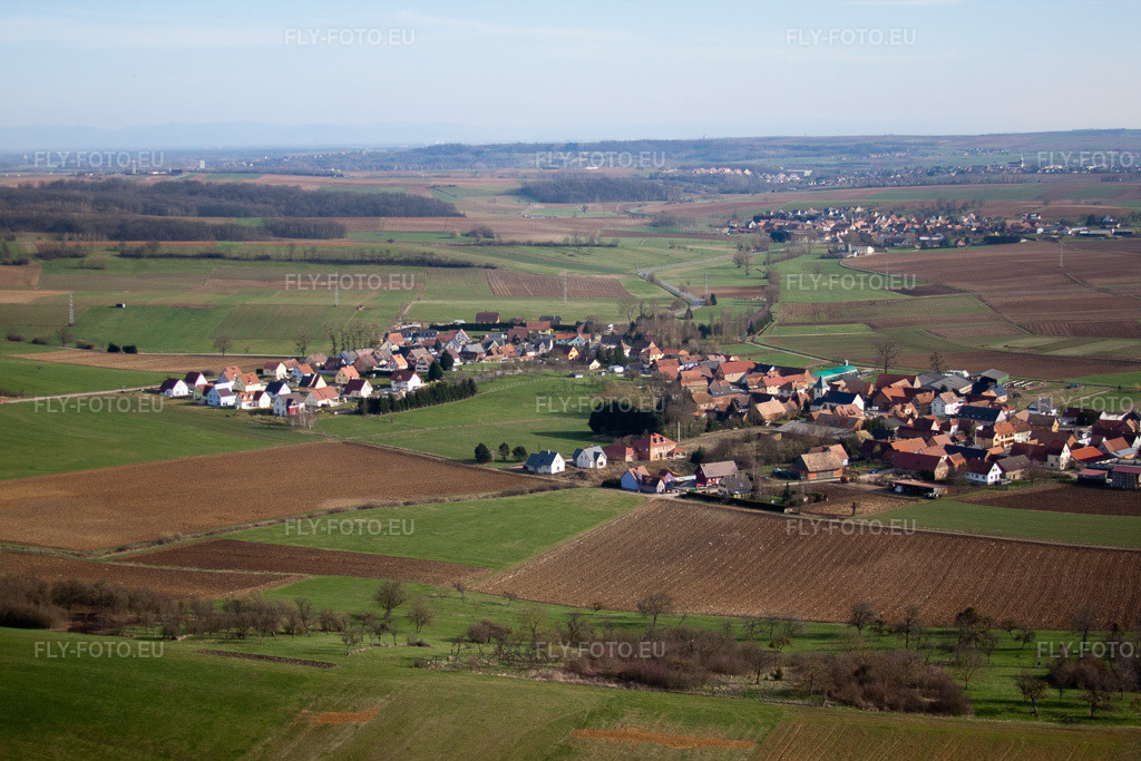 Vue aérienne: Vue de la ville à Issenhausen dans le département Bas Rhin, France. Photo: IMG_38602.jpg prise le 20/03/2011 par Werner Riehm/FLY-FOTO.eu – Résolution de l'original: 4752 x 3168 px