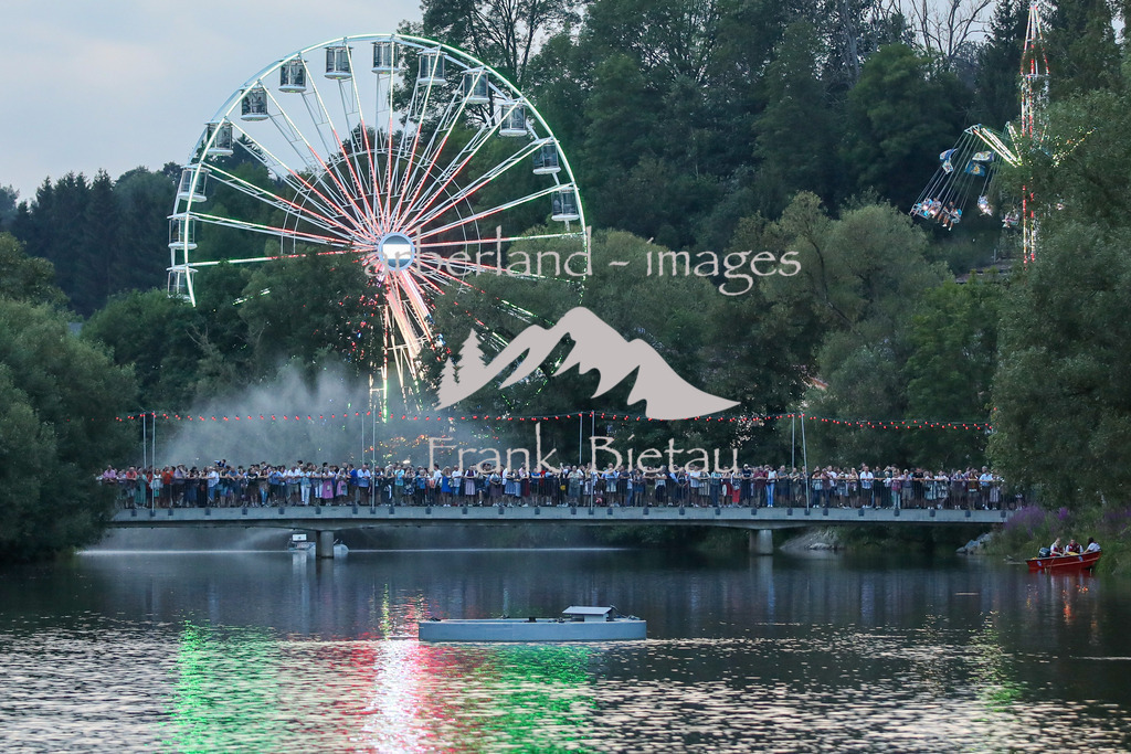OE7A2652 | schon lange vor dem Beginn der Gondelfahrt waren die Ufer des Regenfluss gut besucht