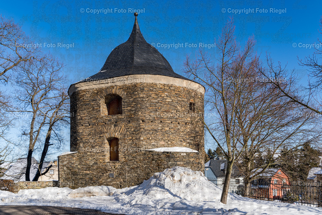 Roter Turm, Teil der alten Stadtmauer | 1561 wurde Marienberg von einer 2m starken Stadtmauer umschlossen. Diese hatte 5 Stadttore und 4 runde Ecktürme.
Das Zschopauer Tor ist das einzige noch erhaltene Stadttor welches an den ca 50m langem Rest der ehemaligen Stadtmauer angrenzt. (www.marienberg-sachsen.de, Stand: 9.11.21) - Realisiert mit Pictrs.com