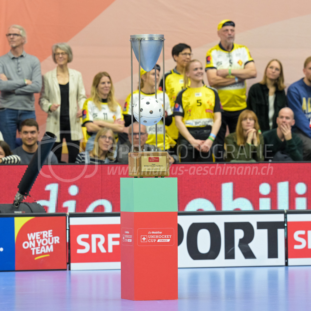 Zug United vs HC Rychenberg - 22. February 2025 | Zug United vs HC RychenbergSporthalle Wankdorf, BernDer Cup-Pokal warten auf den HCR.Bild: Sportfotografie Markus Aeschimann | www.markus-aeschimann.ch - Realisiert mit Pictrs.com