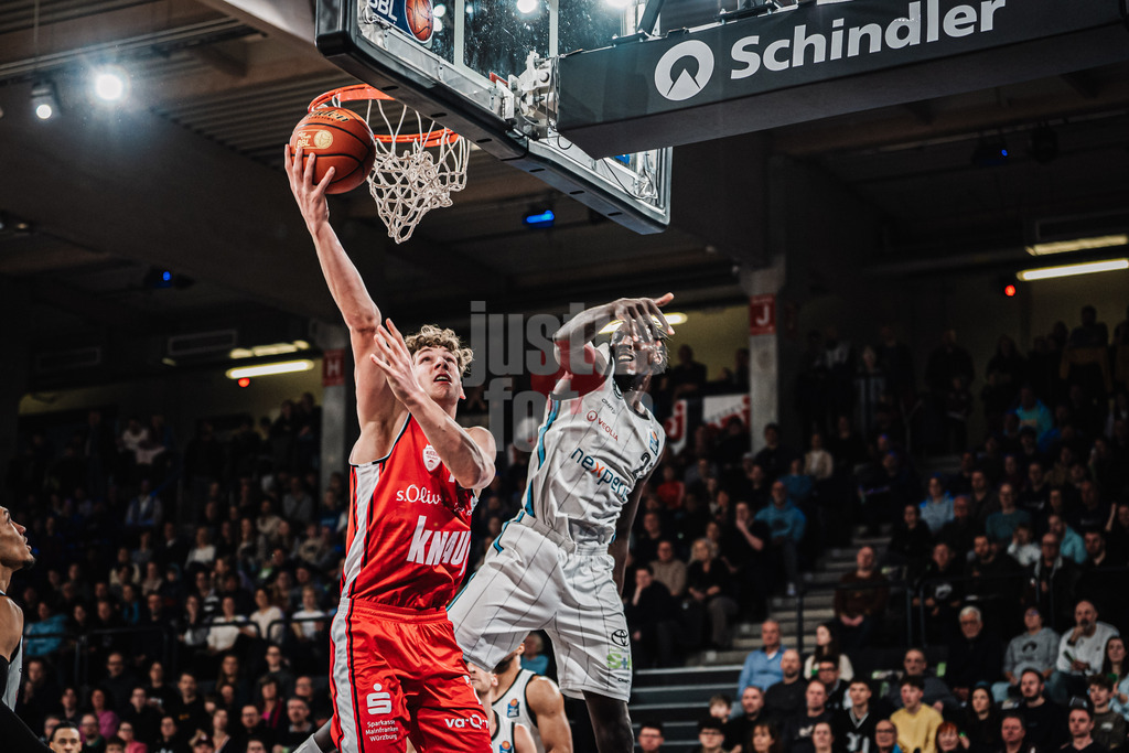 Basketball | Männer | Saison 2024/2025 | easyCredit Basketball Bundesliga | 18. Spieltag | Veolia Towers Hamburg vs. FIT/One Würzburg Baskets | 26.01.2025 | v.l. Hannes Steinbach (#7, FIT/One Würzburg Baskets) und Kur Kuath (#23, Veolia Towers Hamburg)
