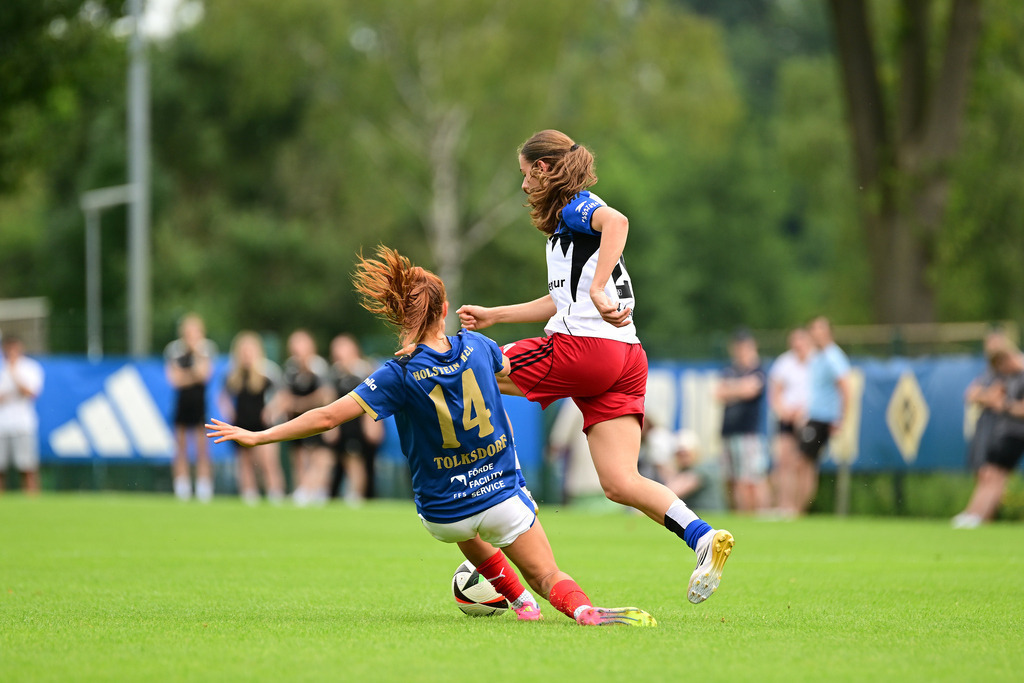 Fußball I Frauen I Saison 2025-2026 I Testspiel I Hamburger SV - Holstein Kiel | Zoe Luisa Tolksdorf (14, Holstein Kiel) Leni Marie Eggert (29, Hamburger SV) - Realisiert mit Pictrs.com