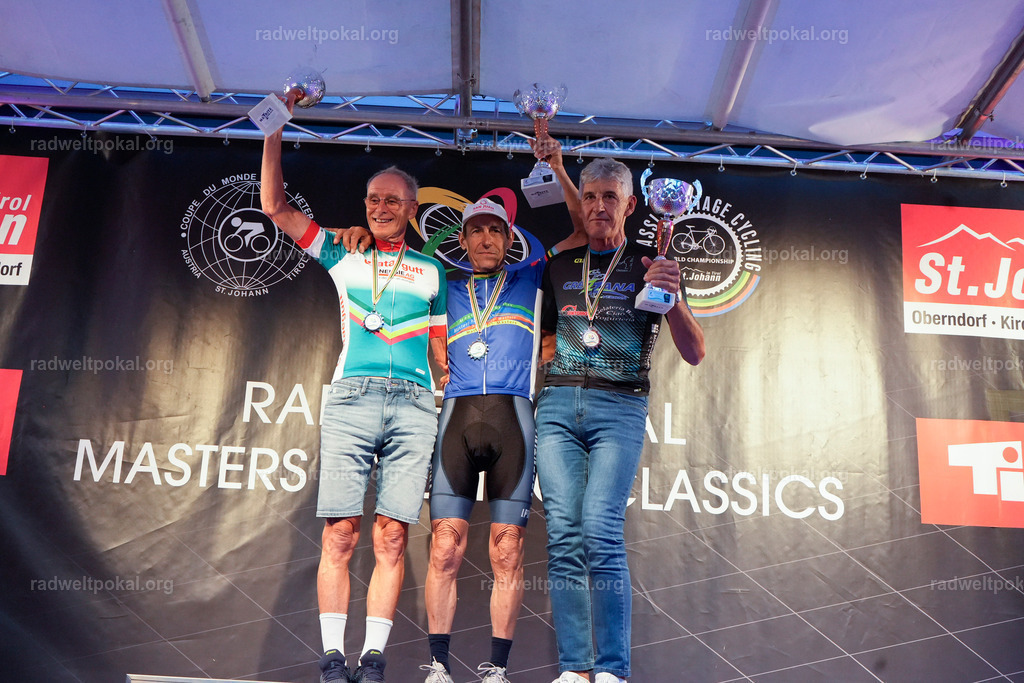 1290_20230817_Bewerb_Maenner_Muehlanger | AUT - OESTERREICH, 2023-08-16: SPORT RENNRAD-FAHREN - 55. INTERNATIONALER RADWELTPOKAL IN ST. JOHANN IN TIROL  - Vintage-Radrennen mit WM-Bronze-Medaillen-Siegerin Christina Schweinberger, den Teilnehmer und Alexander Baumann (vom Orginastions-Team) - TAG 2 BEWERB MAENNER IN SECHS GRUPPEN  ; Foto: Roland Muehlanger