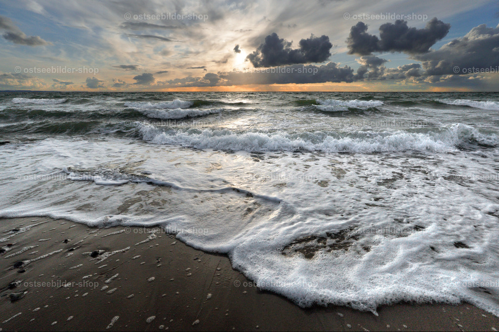 Wellen im flachen Wasser auslaufend | Kräftiger Westwind treibt Wellen und Wolken dem Ostseeufer entgegen.