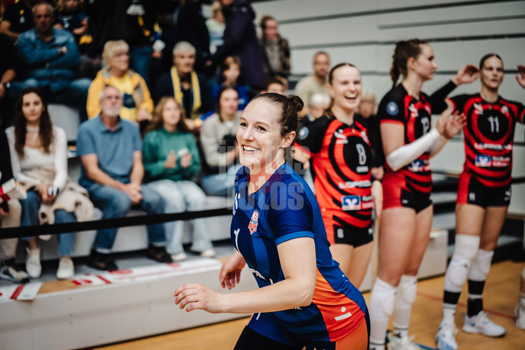 Volleyball | Frauen | Saison 2025/2026 | Volleyball Bundesliga | SSC Palmberg Schwerin vs. ETV Hamburger Volksbank Volleys | 18.10.2025 | Jana-Marie Meiser (#1, ETV Hamburger Volksbank Volleys) läuft in die Arena ein