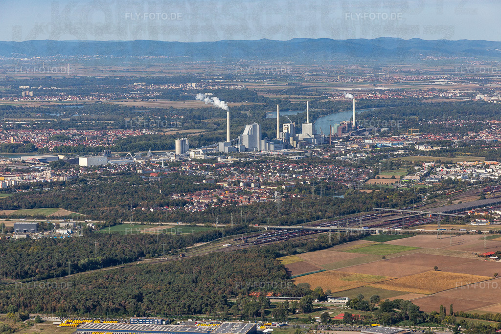 zwischen Bahn und GKM am Rhein | Luftbild: zwischen Bahn und GKM am Rhein im Ortsteil Rheinau in Mannheim im Bundesland Baden-Württemberg in Deutschland. Foto: IMG_122793.jpg vom 11.09.2020 durch ©2025 Werner Riehm fly-foto.de/copyright - Realisiert mit Pictrs.com