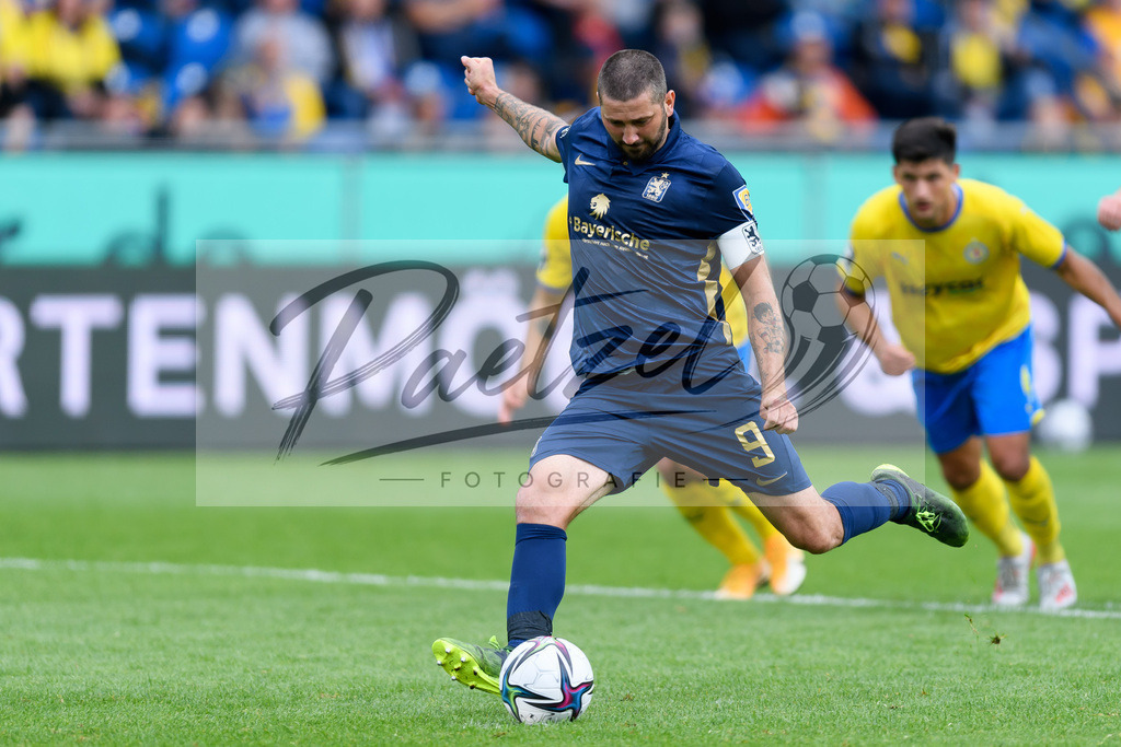 EBSTSV20210828_205 | Fussball, Herren: Sascha Moelders (TSV 1860 Muenchen) erzielt das Tor zum 0:1 beim Spiel der 3. Liga zwischen Eintracht Braunschweig und TSV 1860 Muenchen im Eintracht-Stadion am 28.08.2021 in Braunschweig, Deutschland.DFB / DFL REGULATIONS PROHIBIT ANY USE OF PHOTOGRAPHS AS IMAGE SEQUENCES AND/OR QUASI-VIDEO. - Realisiert mit Pictrs.com