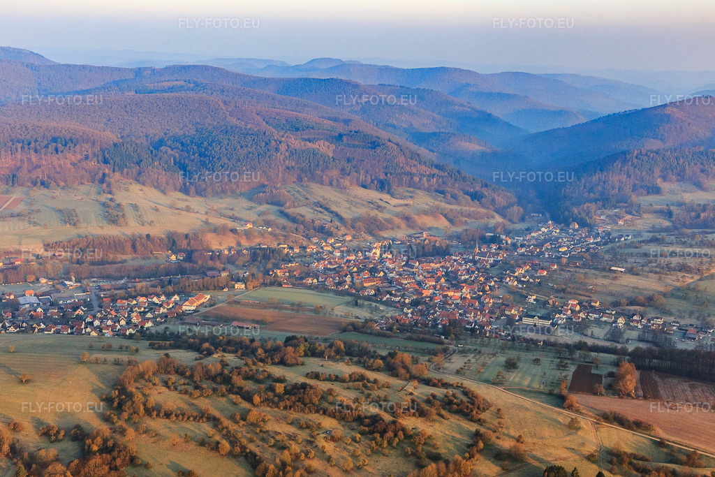 Vue aérienne: Vue de la ville depuis le sud-est à Lembach dans le département Bas Rhin, France.Photo: IMG_105256.jpg prise le 25/03/2018 par Werner Riehm/FLY-FOTO.euRésolution de l'original: 5472 x 3648 px