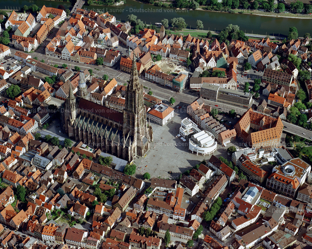 2201161 | Das im gotischen Baustil errichtete Ulmer Münster ist eine  Stadtkirche in Ulm. Sie ist die Pfarrkirche der Evangelischen Münstergemeinde Ulm. Das Ulmer Münster ist der größte evangelische Kirchenbau Deutschlands. Der 1890 vollendete 161,53 Meter hohe Turm ist der höchste Kirchturm der Welt.