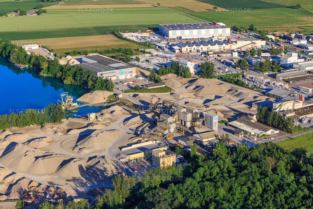 Luftbild: Rimsinger Baggersee / Kiesgrube Niederrimsingen mit P & S-Beton GmbH & Co. KG, Birkenmeier Stein + Design GmbH und H+H Kalksandstein GmbH / im Ortsteil Oberrimsingen in Breisach im Bundesland Baden-Württemberg in Deutschland. – Foto: IMG_147809.jpg vom 30.05.2025 durch Werner Riehm/FLY-FOTO.de – Auflösung des Originals: 5246 x 3497 px – P&S Beton – Birkenmeier Stein+Design GmbH - Birkenmeier Stein+Design GmbH – H+H Deutschland GmbH - Ihr Partner für Porenbeton & Kalksandstein