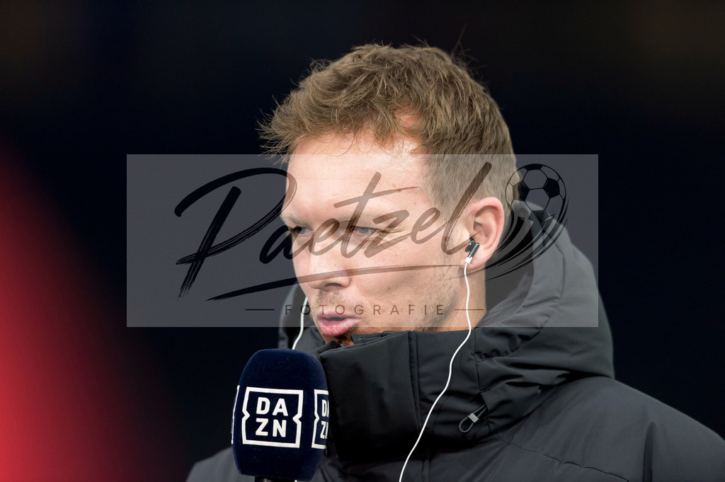 BSCFCB20220123_017 | Fussball, Herren: Trainer Julian Nagelsmann (FC Bayern Muenchen) schaut bei dem Spiel der 1. Bundesliga zwischen Hertha BSC und FC Bayern Muenchen im Olypiastadion am 23.01.2022 in Berlin, Deutschland.DFB / DFL REGULATIONS PROHIBIT ANY USE OF PHOTOGRAPHS AS IMAGE SEQUENCES AND/OR QUASI-VIDEO. - Realisiert mit Pictrs.com