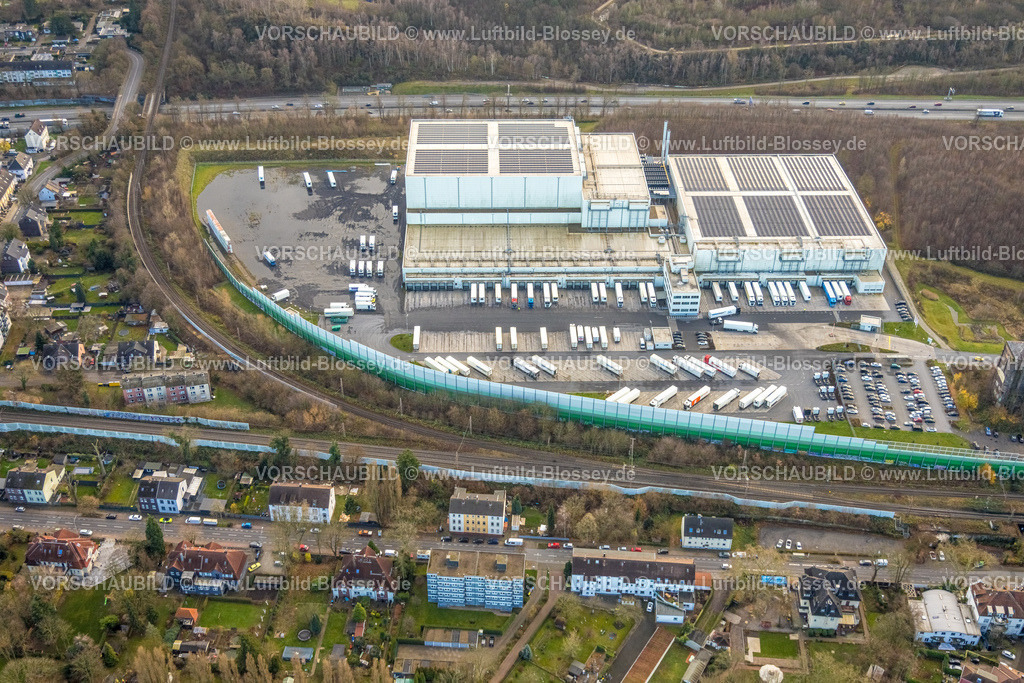 Herne251203916 | Luftbild, Nordfrost GmbH mit Solardach, Schallschutzwand an der Bahnlinie, LKW Parkplatz Lieferfahrzeuge und Malakowturm, Autobahn A42 Emscherschnellweg, Unser Fritz, Herne, Ruhrgebiet, Nordrhein-Westfalen, Deutschland