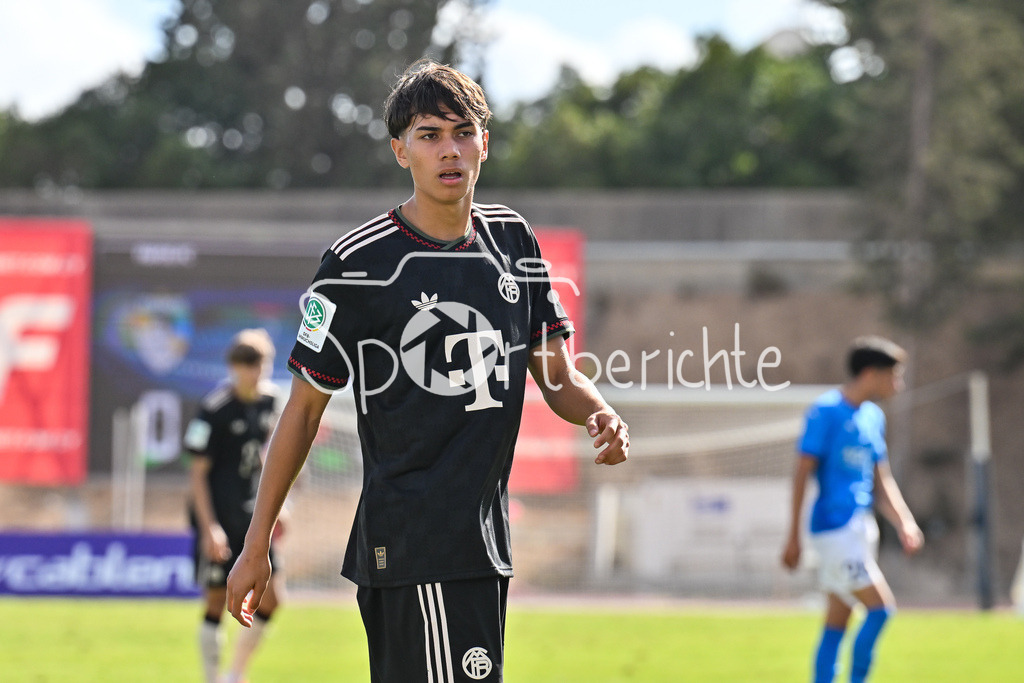 Papohs FC U19 - FC Bayern München U19 | im Bild Roy Rafael SNIP (FC Bayern U19 #15) / Einzelfoto / Freisteller / UEFA Youth League: Paphos FC U19 - FC Bayern München U19; Stelios Kyriakides Stadium am 30.09.2025