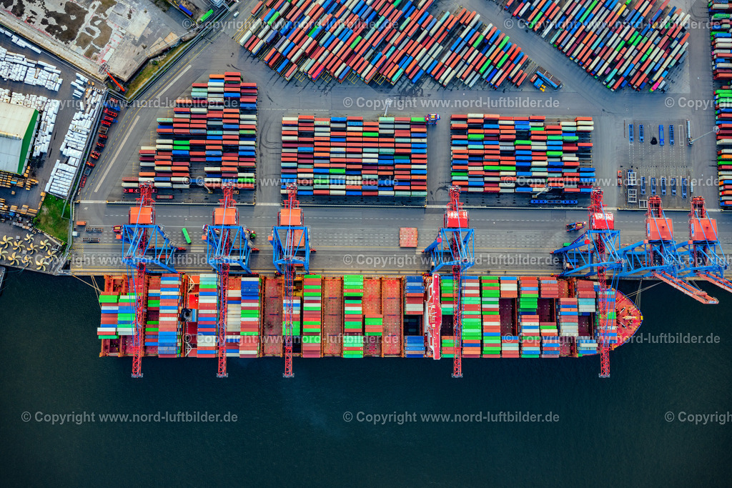 Hamburg_Tollerort_Cosco_Shipping_Containerschiff_Senkrechtaufnahme_ELS_5109190925 | HAMBURG 19.09.2025 Senkrecht- Luftbild aus der Satelliten- Perspektive vom Containerterminal Tollerort im Containerhafen des Überseehafen im Stadtteil Steinwerder in Hamburg. Weiterführende Informationen bei: Hamburger Hafen und Logistik Aktiengesellschaft,  Hamburger Wasserwerke GmbH. // Vertical aerial view from the satellite perspective of the container Terminal Tollerort in the port of the international port in district Steinwerder in Hamburg . Further information at: Hamburger Hafen und Logistik Aktiengesellschaft,  Hamburger Wasserwerke GmbH. Foto: Martin Elsen