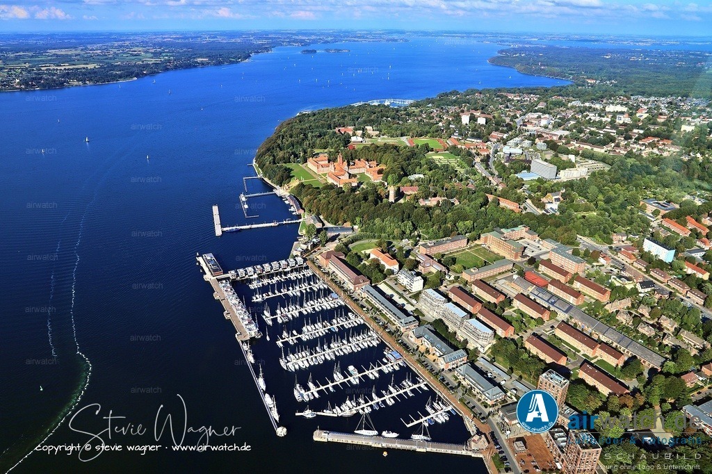 Luftbild Marina Flensburg Sonwik -  Ein Wasserflugzeug bietet Rund- und Charterflüge an | Die Marina bietet umfassende Versorgungsmöglichkeiten wie Strom, Wasser, Duschen, WC, Kabelfernsehen, WLAN, eine Bootstankstelle, einen 3-Tonnen-Kran, Slipanlagen, Travellift und Takelmast. Zudem gibt es Werkstätten, Segelmachereien, ein Restaurant, ein Bistro, einen Waschsalon, eine Entsorgungsstelle für Altöl und Chemie-WC sowie Einkaufsmöglichkeiten in der Nähe. Ein Wasserflugzeug bietet Rund- und Charterflüge an, und es gibt eine Mietstation für E-Bikes. Seit 2022 ist eine Reservierung per Boatpark-App möglich, die auch die Online-Begleichung der Liegeplatzkosten ermöglicht.