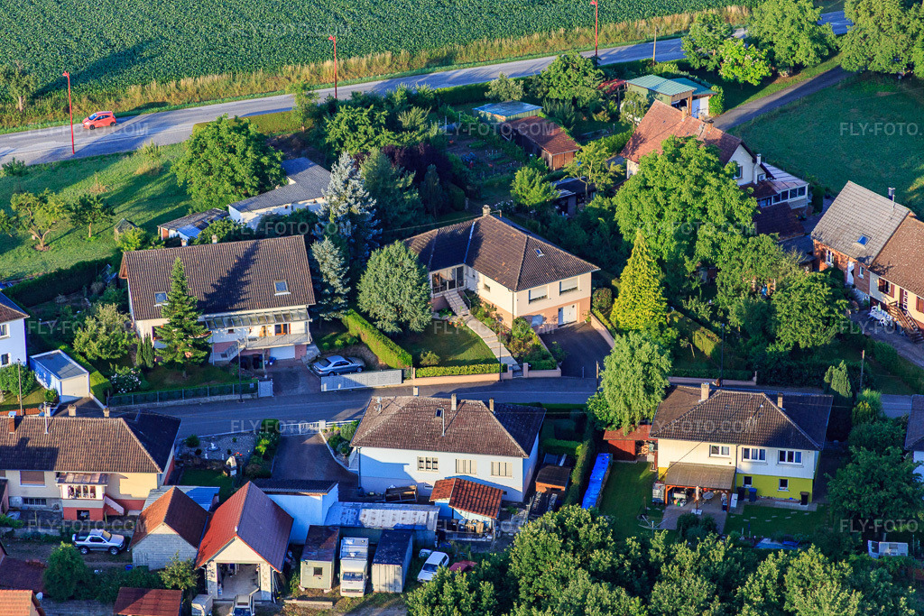 Aerial view: Rue du Moulin in Scheibenhard in the state Bas-Rhin, France. – Photo: IMG_082878.jpg taken on 06/26/2015 by Werner Riehm/FLY-FOTO.com – Resolution of the original: 5472 x 3648 px