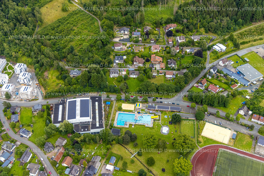 BadLaasphe240709442 | Luftbild, Wabachbad, Freibad und Liegewiese, Buhlschlag Wohnsiedlung, Kinderbecken, Bad Laasphe, Wittgensteiner Land, Nordrhein-Westfalen, Deutschland
